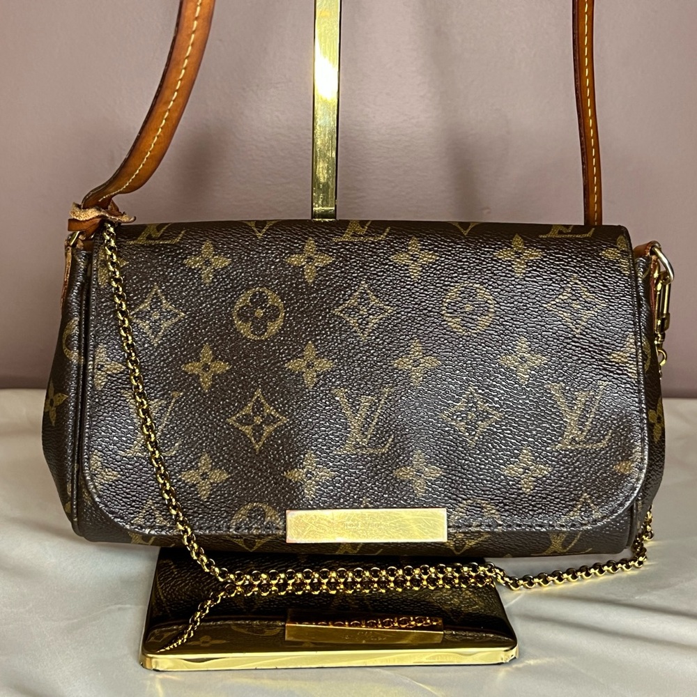 Louis Vuitton FAVORITE PM in Monogram Crossbody Bag